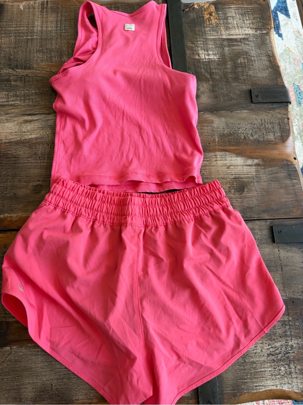 Vuori Pink Women’s Athletic Shorts and matching tank sz xs - Picture 2 of 5